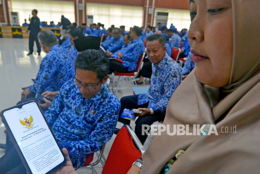 Aparatur Sipil Negara (ASN) melakukan pengisian data pada aplikasi Sensus Penduduk 2020 secara online di Kota Bandar Lampung, Lampung, Senin (17/2/2020)