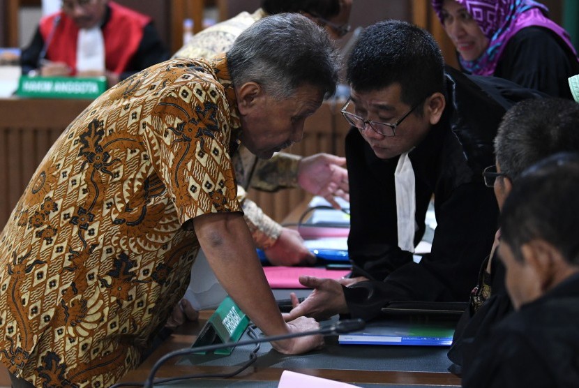 Terdakwa mantan Kepala Badan Pelaksana Usaha Hulu Migas (BP Migas) Raden Priyono (kiri) berdiskusi dengan kuasa hukumnya di sela sidang kasus korupsi penjualan kondensat PT Trans Pasific Petrochemical Indotama (TPPI) di Pengadilan Negeri (PN) Jakarta Pusat, Jakarta, Senin (17/2/2020).
