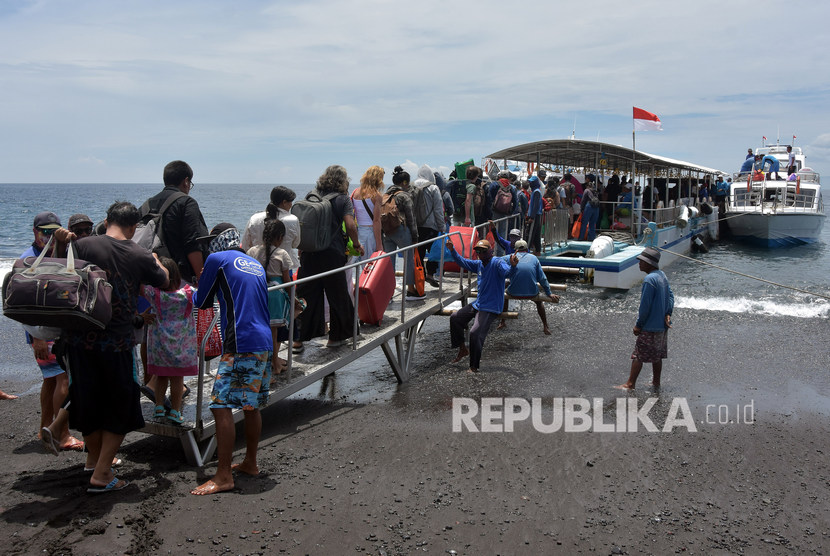 Warga dan wisatawan antre naik ke kapal cepat yang akan menuju pulau Nusa Penida menjelang Hari Raya Galungan di Pelabuhan Tribuana, Klungkung, Bali, Selasa (18/2/2020).