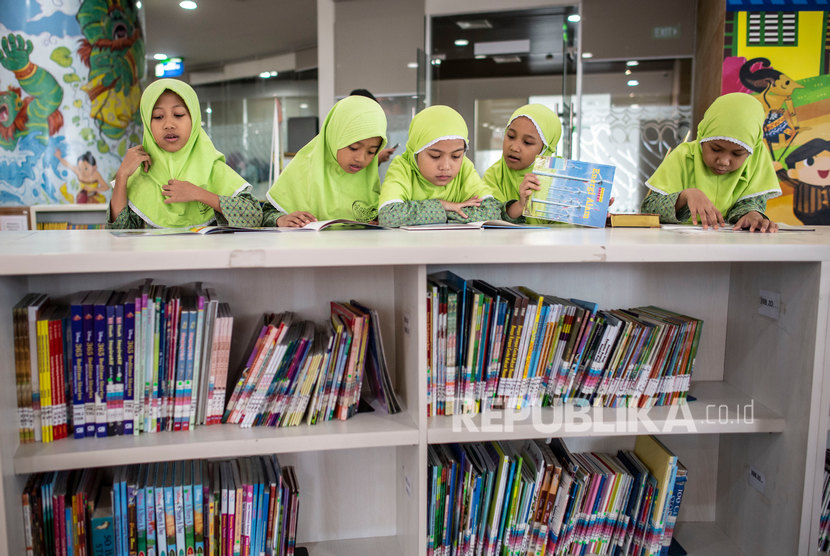 Pelajar membaca buku di Perpustakaan Nasional, Jakarta, Selasa (18/2/2020). 
