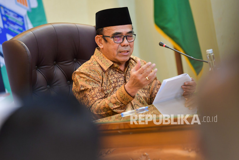 Menteri Agama Fachrul Razi memberi keterangan pers di Kantor Kementerian Agama, Jakarta, Selasa (18/2/2020). 