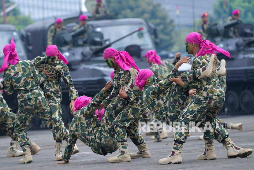 Prajurit Korps Marinir unjuk kebolehan bela diri militer disela-sela Upacara Serah Terima Jabatan Danpasmar-1 di Kesatrian Marinir Hartono, Cilandak, Jakarta, Selasa (18/2/2020).