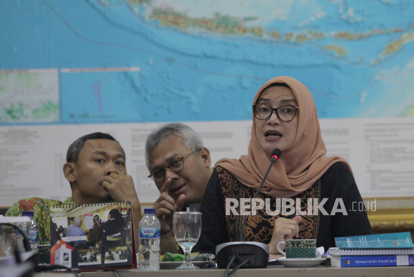 Ketua KPU Arief Budiman (tengah) bersama Komisioner KPU Evi Novida Ginting Manik (kanan) dan Pramono Ubaid Tanthowi(kiri) memberikan keterangan kepada wartawan pada Coffee Morning di gedung KPU, Jakarta, Selasa (18/2/2020).
