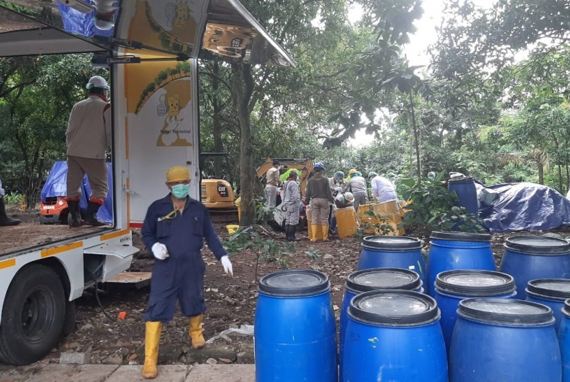 Petugas teknis dari Badan Teknologi Nuklir Nasional (Batan) sedang melakukan pembersihan tanah yang terkontaminasi radioaktif di Perumahan Batan Indah, Serponh, Tangerang Selatan, Selasa (18/2). 