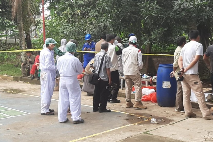 Petugas teknis dari Badan Teknologi Nuklir Nasional (Batan) sedang melakukan pembersihan tanah yang terkontaminasi radioaktif di Perumahan Batan Indah, Serponh, Tangerang Selatan, Selasa (18/2). 