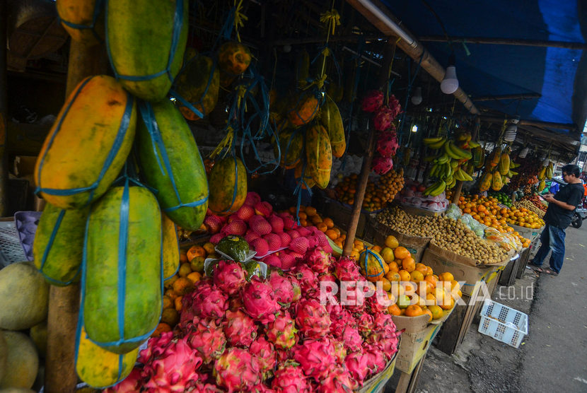 DIsperindag Jabar berencana merevitaliasi 16 pasar di Jawa Barat pada 2020 ini. Foto pedagang menunggu calon pembeli di lapaknya Pasar Wetan, Kota Tasikmalaya, Jawa Barat, (ilustrasi).