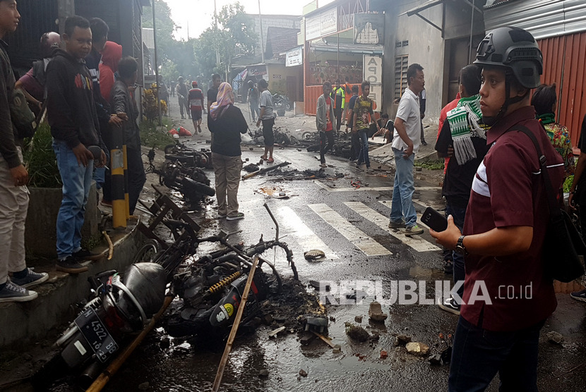 Petugas keamanan berusaha mengamankan situasi pascakerusuhan yang diduga akibat ulah supporter saat laga semi final Piala Gubernur Jawa Timur antara Persebaya melawan Arema di Blitar, Jawa Timur, Selasa (18/2/2020).