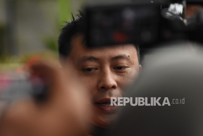 Tersangka mantan Staf Sekjen PDIP Hasto Kristiyanto, Saeful Bahri menjawab pertanyaan wartawan usai menjalani pemeriksaan di Gedung KPK, Jakarta, Selasa (18/2/2020).