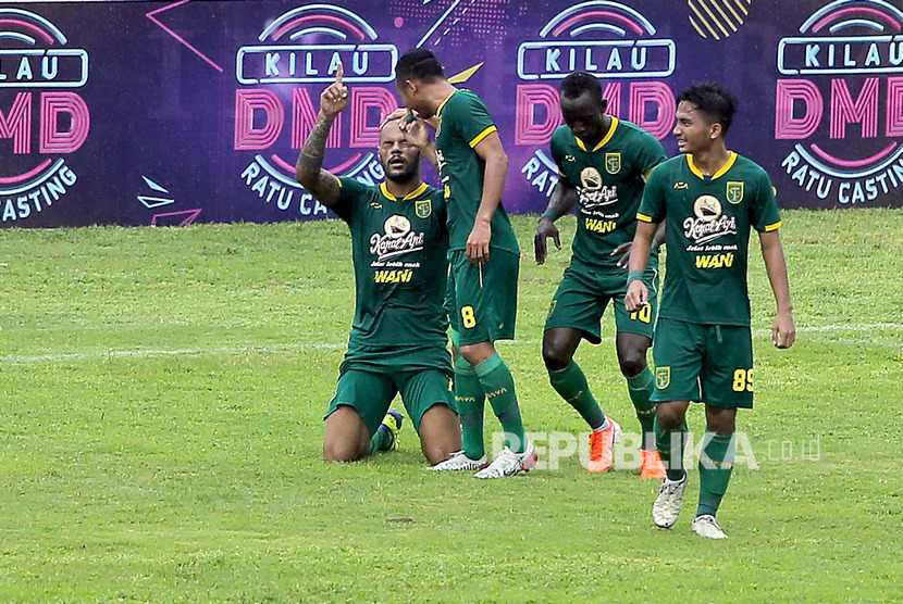 Pemain Persebaya David Da Silva (kiri) melakukan selebrasi usai mencetak gol. Persebaya kekurangan bek menghadapi Persija Jakarta pada final Piala Gubernur Jatim 2020, Kamis (20/2).