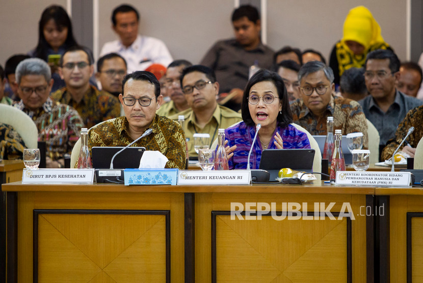 Menteri Keuangan Sri Mulyani Indrawati (kanan) bersama Dirut BPJS Kesehatan Fahmi Idris (kiri) mengikuti Rapat Kerja Gabungan (Rakergab) di Kompleks Parlemen, Senayan, Jakarta, Selasa (18/2/2020).