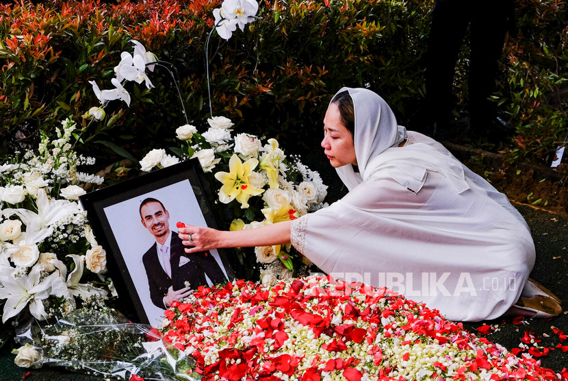 Istri almarhum Ashraf Daniel Mohammed Sinclair, Bunga Citra Lestari memberikan penghormatan terakhir kepada suaminya saat pemakaman, di San Diego Hills Memorial Park, Karawang, Jawa Barat, Selasa (18/2/2020)