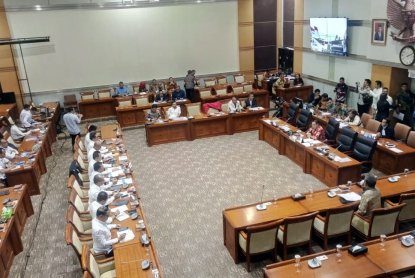 Rapat Dengar Pendapat (RDP) digelar Komisi III DPR RI dengan agenda mendengarkan keterangan Kabareskrim Polri Komjen Listyo Sigit Prabowo terkait kasus korupsi TPPI Kondensat, Rabu (19/2). 