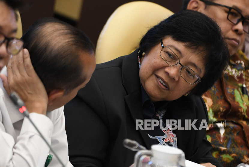 Menteri Lingkungan Hidup dan Kehutanan (LHK) Siti Nurbaya (kanan)