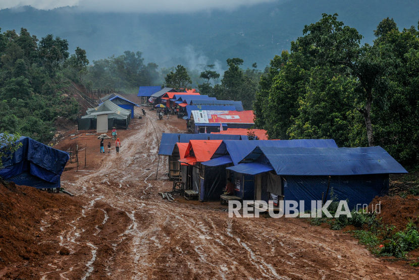 Komplek hunian sementara korban bencana tengah dibangun dengan biaya para donatur serta dana swadaya masyarakat di Kampung Cigobang, Lebak, Banten, Rabu (19/2/2020).
