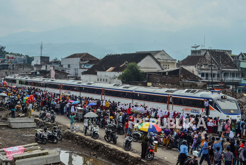 Ribuan warga dan pelajar menyambut kedatangan Kereta Api Inpeksi 4 pada uji coba perlintasan jalur Cibatu-Garut di Stasiun Garut, Kampung Mawar, Kabupaten Garut, Jawa Barat.