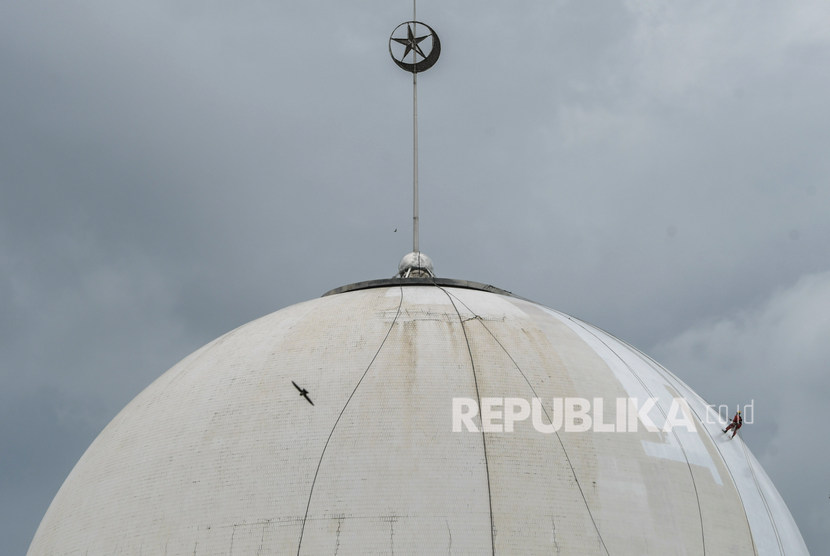 Sejumlah Masjid Ikuti Imbauan DMI Terkait Antisipasi Corona. Foto: Pekerja merenovasi kubah Masjid Istiqlal Jakarta, Rabu (19/2/2020).