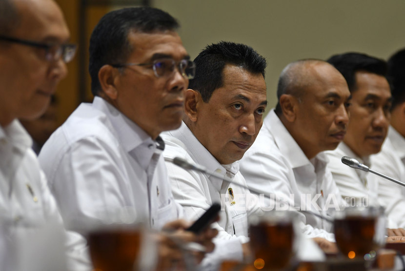 Kabareskrim Polri Komjen Pol Listyo Sigit Prabowo (tengah) dan jajarannya mengikuti rapat dengar pendapat (RDP) dengan Komisi III DPR di Kompleks Parlemen, Senayan, Jakarta, Rabu (19/2/2020). 
