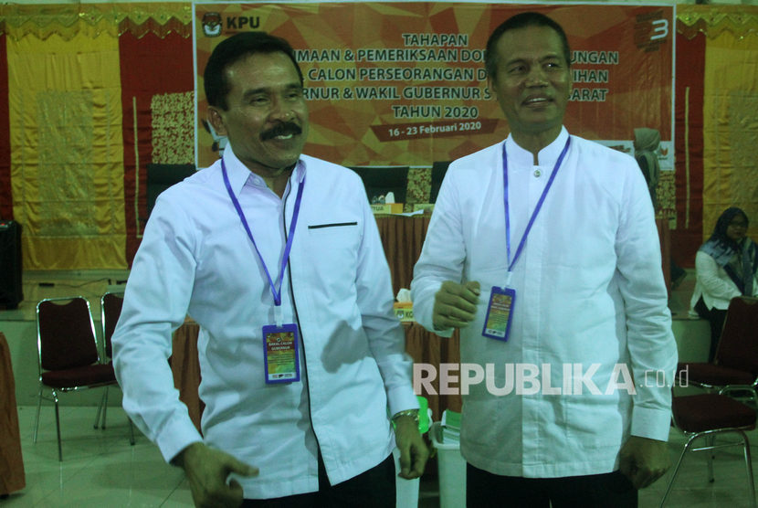 Pasangan Bakal Calon Gubernur Fakhrizal (kanan) dan Calon Wakil Gubernur Genius Umar (kiri) dari jalur perseorangan berfoto setelah menyerahkan dokumen dukungan pada KPU Sumatera Barat, di Padang, Sumatera Barat, Rabu (19/2/2020).