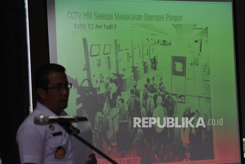 Tim Gabungan Pemeriksa terhadap Perlintasan Keimigrasian Harun Masiku menunjukkan rekaman CCTV saat memberikan keterangan pers di gedung Kemenkumham, Jakarta, Rabu (19/2/2020). 