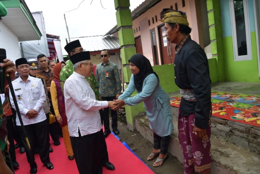 Wakil Presiden Maruf Amin saat meninjau rekonstruksi bangunan pascagempa Lombok di Desa Gontoran, Kecamatan Lingsar, Kabupaten Lombok Barat, Nusa Tenggara Barat, Rabu (19/2).