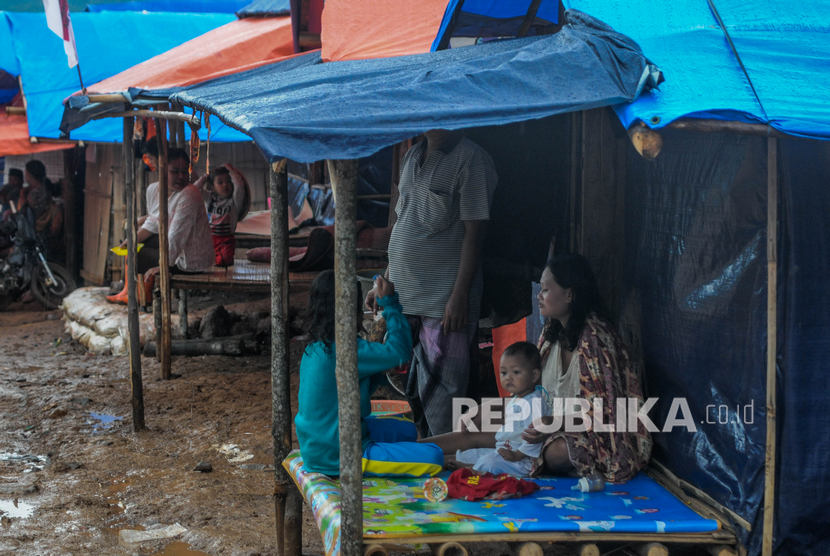 Warga beraktifitas di tenda hunian sementara di Kampung Cigobang, Lebak, Banten. Ada 180 kepala keluarga pengungsi Lebak butuh perhatian agar tak terserang penyakit