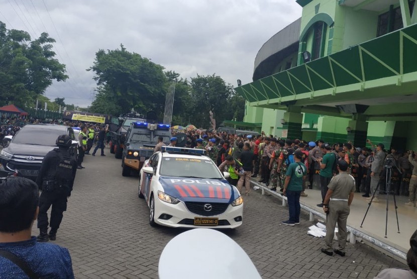 Pemain Persija Jakarta tiba di Stadion Gelora Delta Sidoarjo dengan dikawal kendaraan taktis (Rantis) menjelang pertandingan final Piala Gubernur Jawa Timur 2020 melawan Persebaya Surabaya