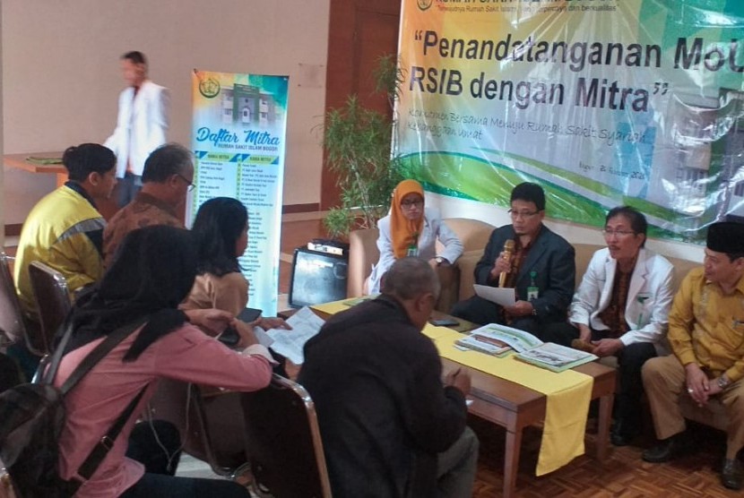 Suasana penandatanganan kerja sama Rumah Sakit Islam Bogor (RSIB) dengan 58 mitra kerja, di Hotel Papyrus, Kota Bogor, Kamis (20/2). Penekenan kerja sama ini merupakan upaya RSIB menuju rumah sakit bersyariah pada 2025