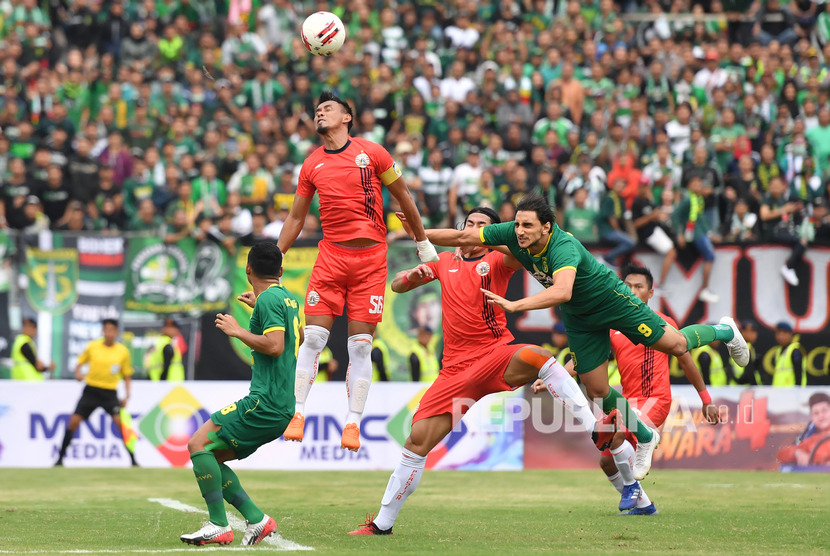 Pesepakbola Persebaya Mahmod Eid (kanan) berebut bola dengan pesepakbola Persija Maman A Rahman (kedua kiri) dalam final Piala Gubernur Jawa Timur. Laga Persija vs Persebaya di Liga 1 ditunda.