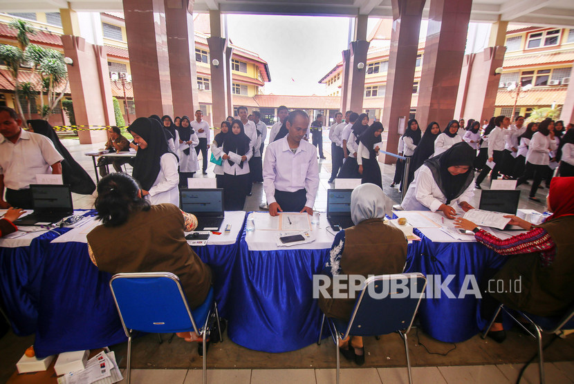 Peserta ujian Calon Pegawai Negeri Sipil (CPNS) Kota Tangerang melakukan pendaftaran sebelum memasuki ruangan ujian di Pusat Pemerintahan Kota Tangerang, Kota Tangerang, Banten, Kamis (20/2/2020).