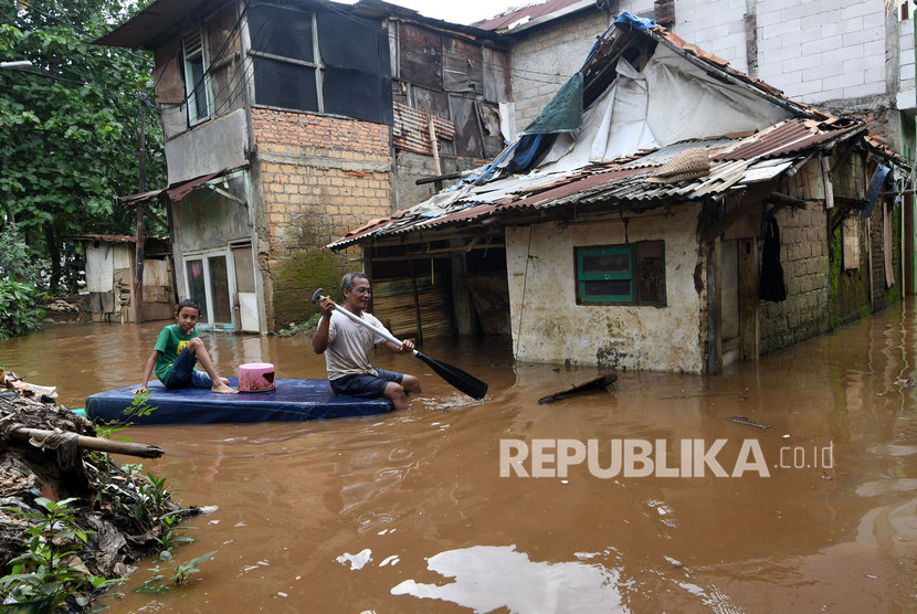 Warga menggunakan perahu buatannya untuk menyusuri jalan tergenang banjir di Cawang, Jakarta. BPBD DKI sebut 22 RT terendam banjir dengan ketinggian paling parah 2,5 meter.