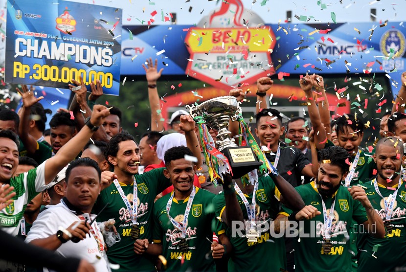 Tim Persebaya mengangkat Piala Gubernur Jawa Timur 2020 di podium Stadion Gelora Delta Sidoarjo, Jawa TImur, Kamis (20/2/2020).
