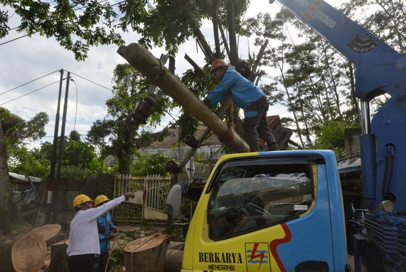 Petugas memindahkan tiang listrik yang roboh akibat tertimpa pohon tumbang, (ilustrasi). PLN Unit Induk Distribusi (UID) Jawa Timur menerjunkan sebanyak 316 petugas di 16 Unit Pelaksana Pelayanan Pelanggan (UP3) wilayah itu untuk melakukan 