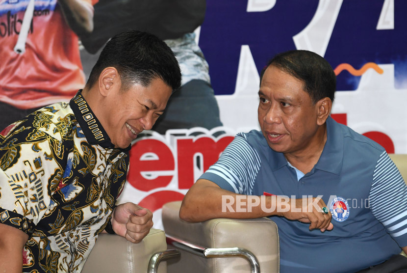 Menpora Zainudin Amali (kanan) berbicara dengan Ketua Komite Olimpiade Indonesia (KOI) Raja Sapta Oktohari.