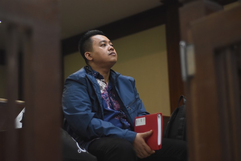 Terdakwa asisten mantan Menteri Pemuda dan Olahraga Imam Nahrawi, Miftahul Ulum menunggu dimulainya sidang lanjutan kasus suap penyaluran pembiayaan skema bantuan pemerintah melalui Kemenpora kepada KONI di Pengadilan Tipikor, Jakarta, Kamis (20/2/2020). 