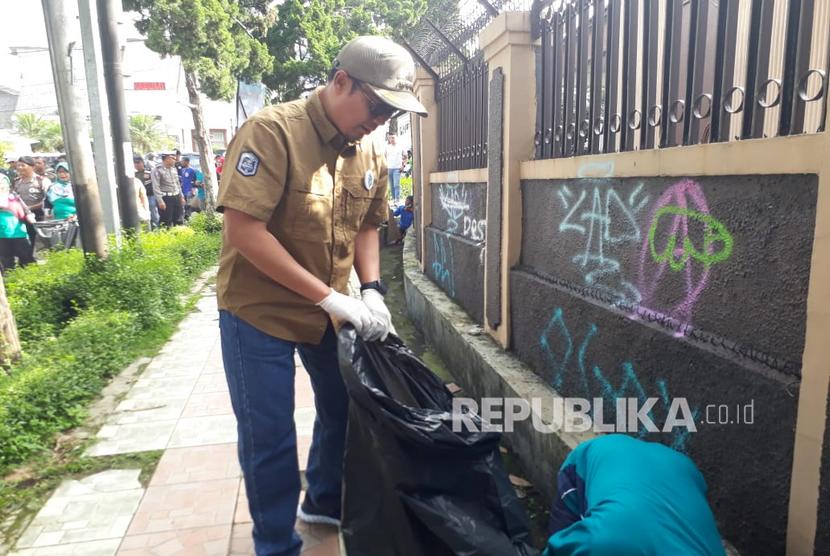 Wali Kota Sukabumi Achmad Fahmi melakukan aksi bersih-bersih sampaj di jalanan sebagai awal tanda diluncurkan adalah Gerakan Sukabumi Cinta Lingkungan (Sukabumi Cling) dan Sukabumi cegah, pilah, dan olah (Ceu Piah).