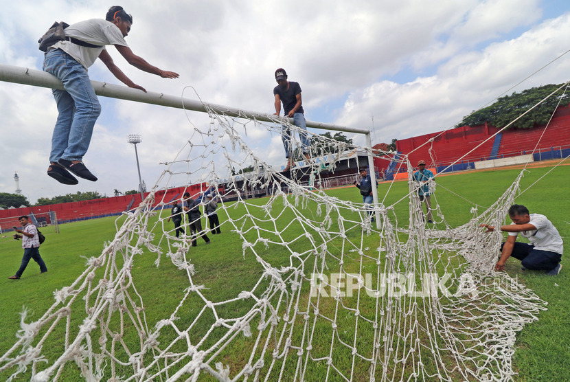 Pekerja mengganti gawang di kandang Persik Kediri, stadion Brawijaya, Kota Kediri, Jawa Timur, Jumat (21/2/2020).