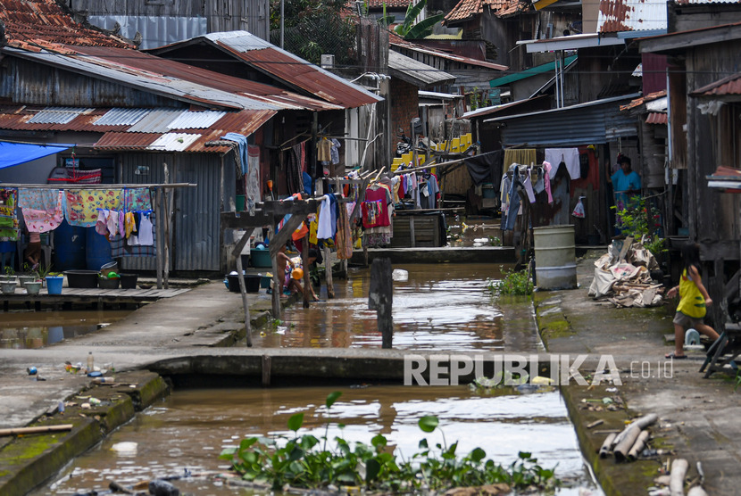 Warga mencuci di pinggir anak sungai musi Palembang, Sumatera Selatan. Pemkot Palembang meminta warga untuk menghentikan buang sampah ke sungai.