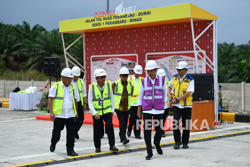 Presiden Joko Widodo (kedua kanan) didampingi Kepala Staf Kepresidenan Moeldoko (tengah), Menteri PUPR Basuki Hadimuljono (kiri), Kepala Badan Pengatur Jalan Tol Danang Parikesit (kanan) dan Dirut PT Hutama Karya (Persero) Bintang Perbowo (kedua kiri) meninjau Jalan Tol Ruas Pekanbaru-Dumai Seksi 1 Pekanbaru-Minas di Rumbai, Pekanbaru, Riau, Jumat (21/2/2020).