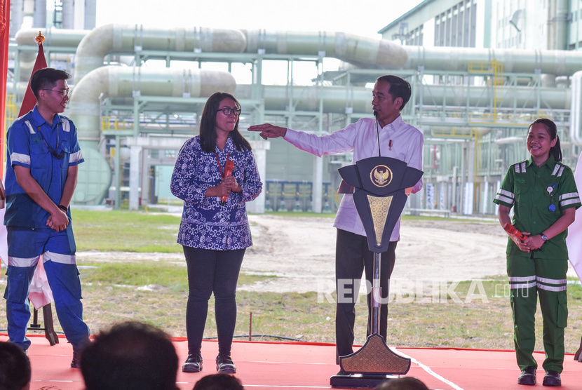 Presiden Joko Widodo (tengah) berdialog bersama tiga orang pekerja pabrik saat peresmian pabrik Asia Pacific Rayon (APR) di Kabupaten Pelalawan, Riau, Jumat (21/2/2020).