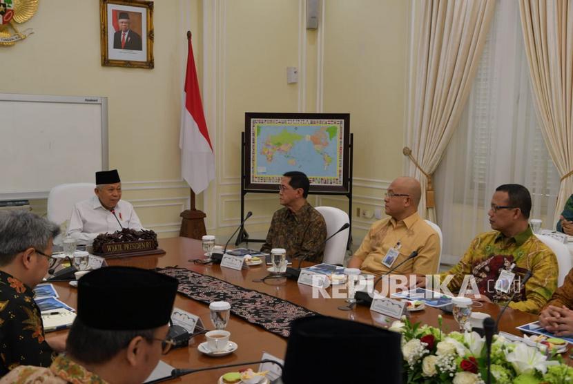 Wakil Presiden Maruf Amin saat memimpin rapat perdana dengan jajaran komite ekskutif Komisi Nasional Ekonomi dan Keuangan Syariah (KNEKS) di Istana Wakil Presiden, Jakarta, Jumat (21/2).