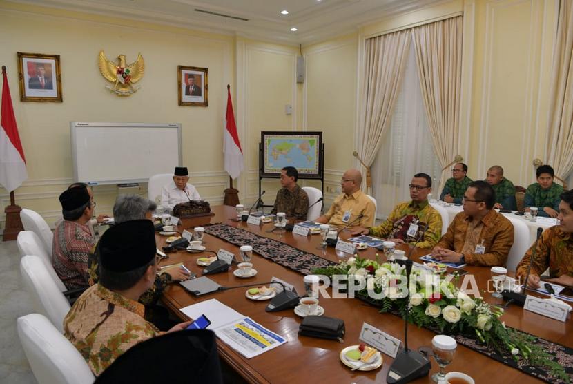 Wakil Presiden Maruf Amin saat memimpin rapat perdana dengan jajaran komite ekskutif Komisi Nasional Ekonomi dan Keuangan Syariah (KNEKS) di Istana Wakil Presiden, Jakarta, Jumat (21/2).