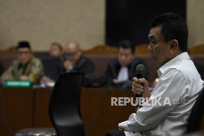 Terdakwa kasus dugaan suap terkait pengurusan proposal dana hibah Komite Olahraga Nasional Indonesia ( KONI) dan gratifikasi, Imam Nahrawi (kiri) menyimak keterangan saksi dalam sidang lanjutan di Pengadilan Tipikor, Jakarta, Jumat (21/2/2020). 