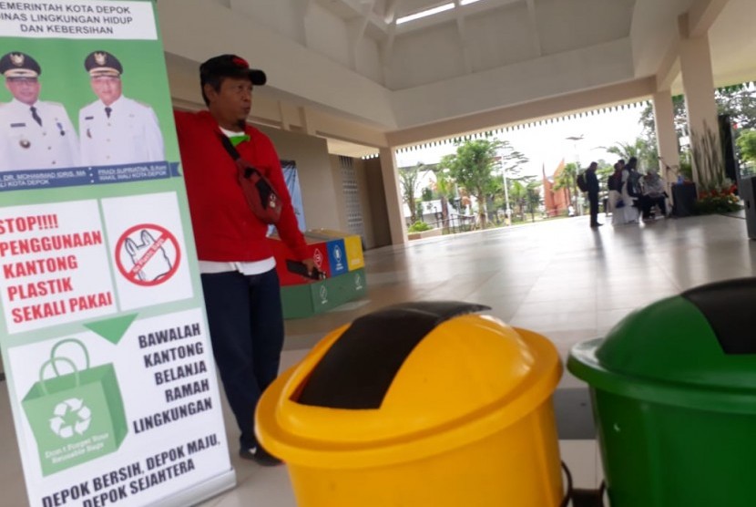  DLHK Kota Depok akan meningkatkan pengawasan dan menggencarkan edukasi publik agar tidak bergantung pada kantong sekali pakai. 