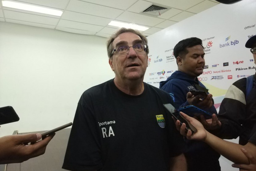 Pelatih Persib Bandung, Robert Rene Alberts, di Gelora Bandung Lautan Api, Kota Bandung, akhir pekan lalu.