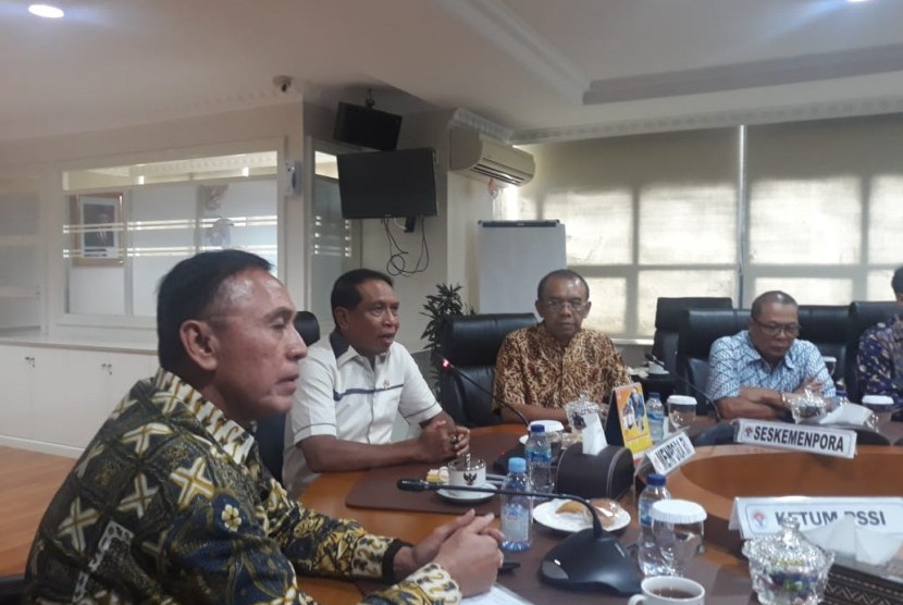 Rapat koordinasi reguler antara PSSI dengan Kemenpora di kantor Kemenpora, Jakarta, Jumat (21/2).