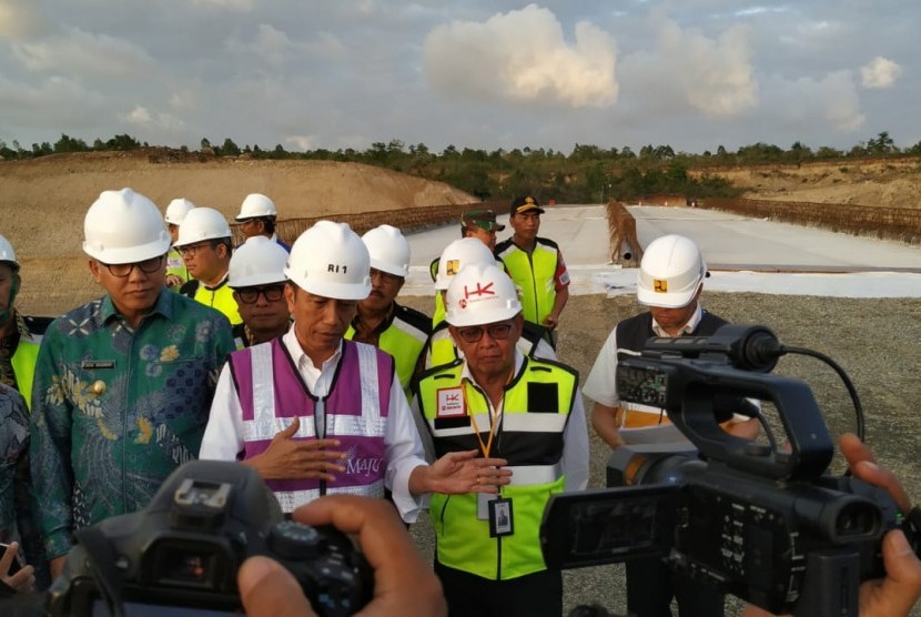 Presiden Joko Widodo bersama jajarannya meninjau proyek Seksi IV Jalan Tol Aceh - Sigli di Kota Banda Aceh, Provinsi Aceh, Jumat (21/2) sore. Total panjang proyek Jalan Tol Aceh - Sigli mencapai 74,2 kilometer dengan nilai investasi Rp 12,3 triliun. 