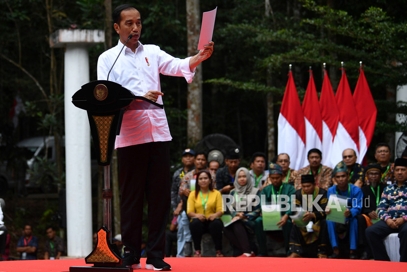 Presiden Joko Widodo memberikan pengarahan seusai menyerahkan Surat Keputusan (SK) Perhutanan Sosial di Taman Hutan Raya Sultan Syarif Hasyim, Kabupaten Siak, Provinsi Riau, Jumat (21/2/2020). 