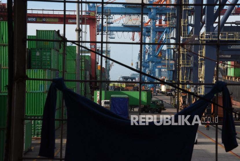 Suasana aktivitas bongkar muat peti kemas di Pelabuhan Tanjung Priok, Jakarta, Jumat (21/2/2020). (Antara/Indrianto Eko Suwarso)