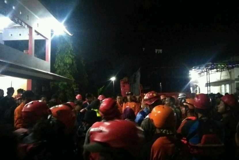 Suasana koordinasi pencarian korban hanyut di Sungai Sempor,  Kecamatan Turi, Kabupaten Sleman, Jumat (21/2).