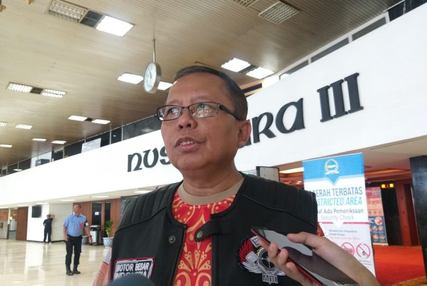 Wakil Ketua MPR Arsul Sani saat diwawancarai wartawan di Kompleks Parlemen Senayan, Jakarta, Ahad (23/2).